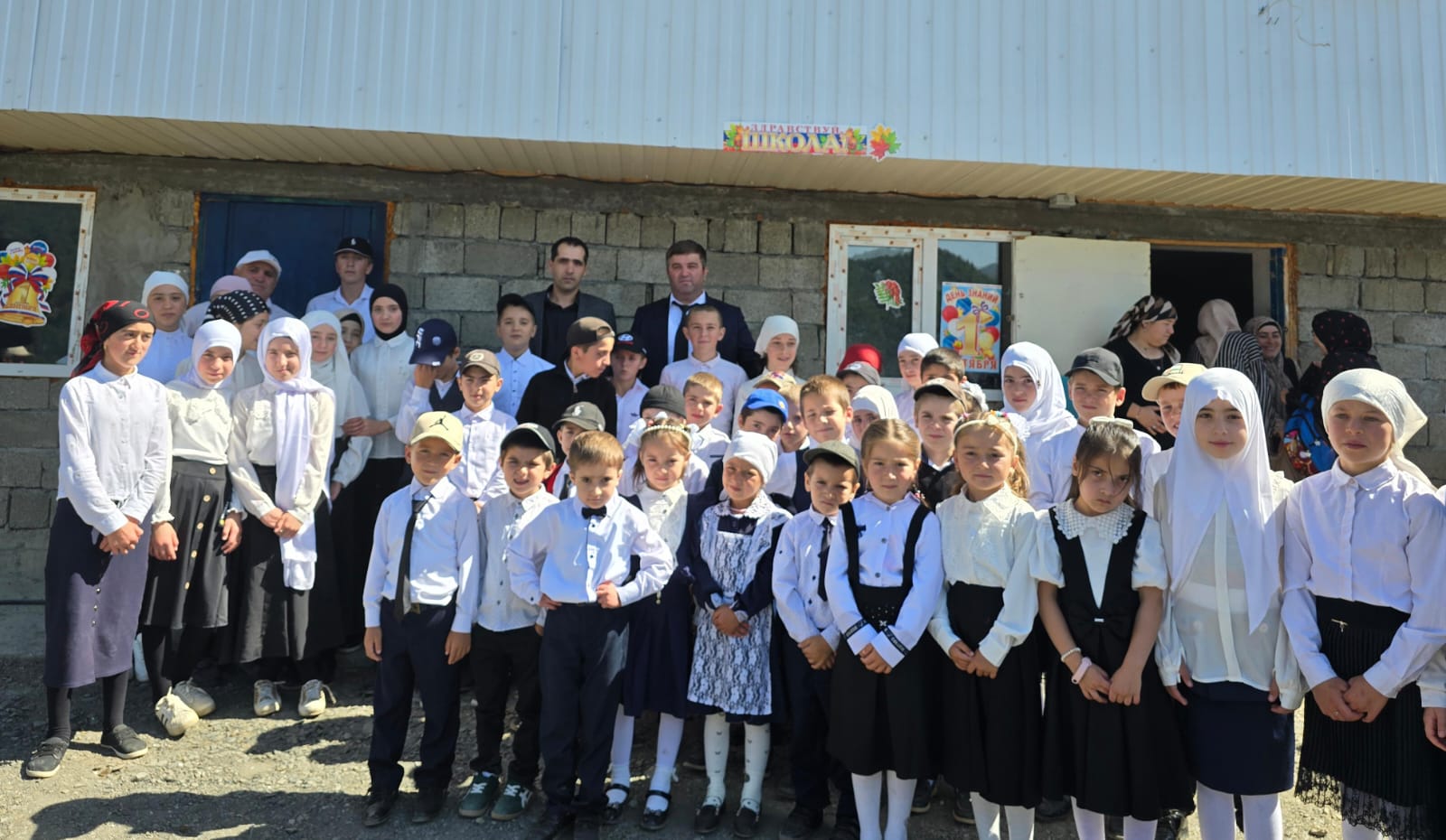 Глава Бежтинского участка посетил торжественную линейку в Гарбутлинской школе