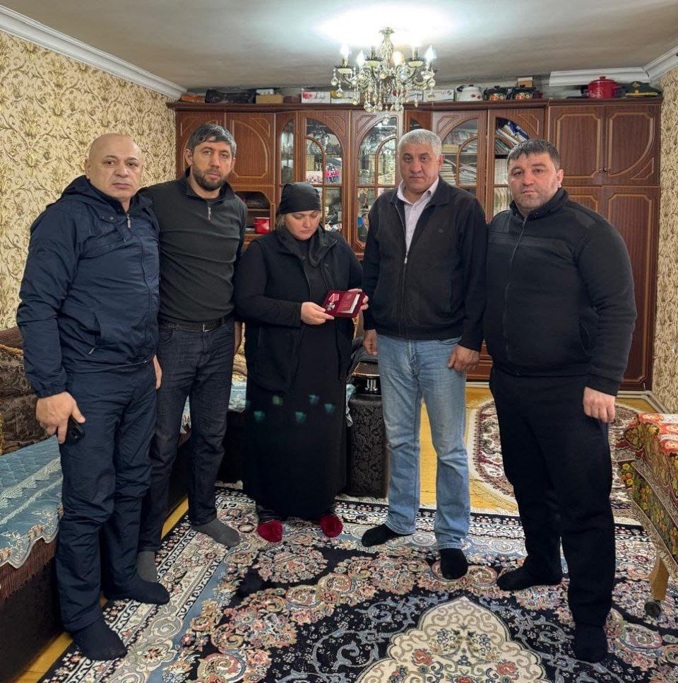 Единороссы Бежтинского участка навестили матерей погибших участников СВО