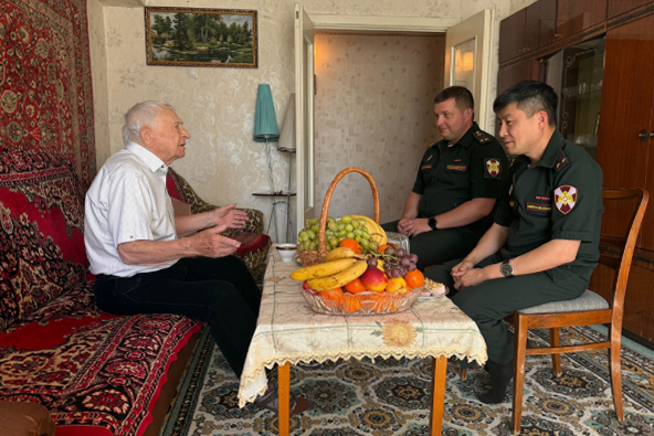Росгвардейцы Дагестана поздравили с 98-летием ветерана Великой Отечественной войны