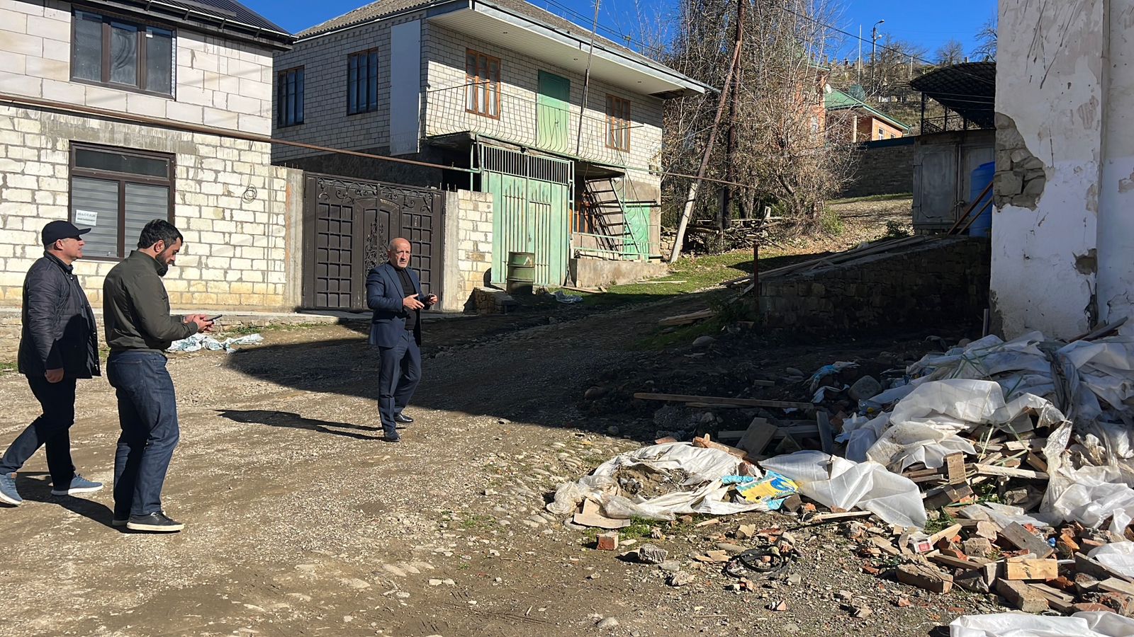 Глава Дахадаевского района проинспектировал ход капитального ремонта центральной библиотеки