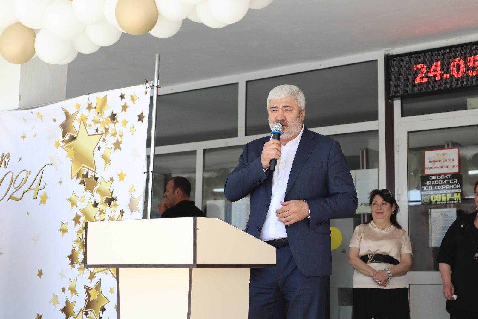 В Буйнакске прозвенели последние звонки для выпускников одиннадцати школ