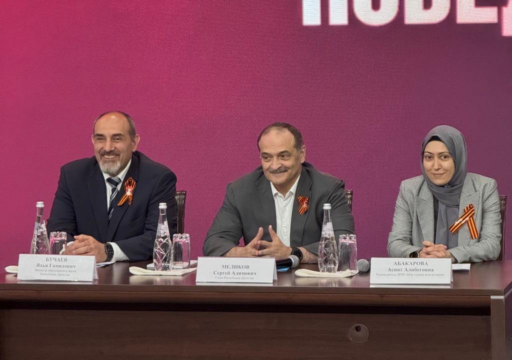 Глава Дагестана наградил победителей интеллектуальной игры «Наследники Победы»
