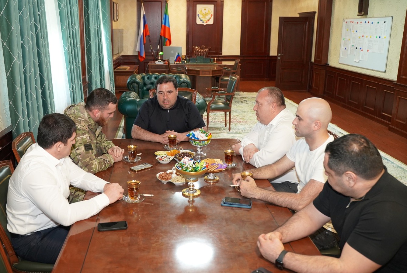 Глава Хасавюртовского района встретился с Героем России Темирланом Абуталимовым