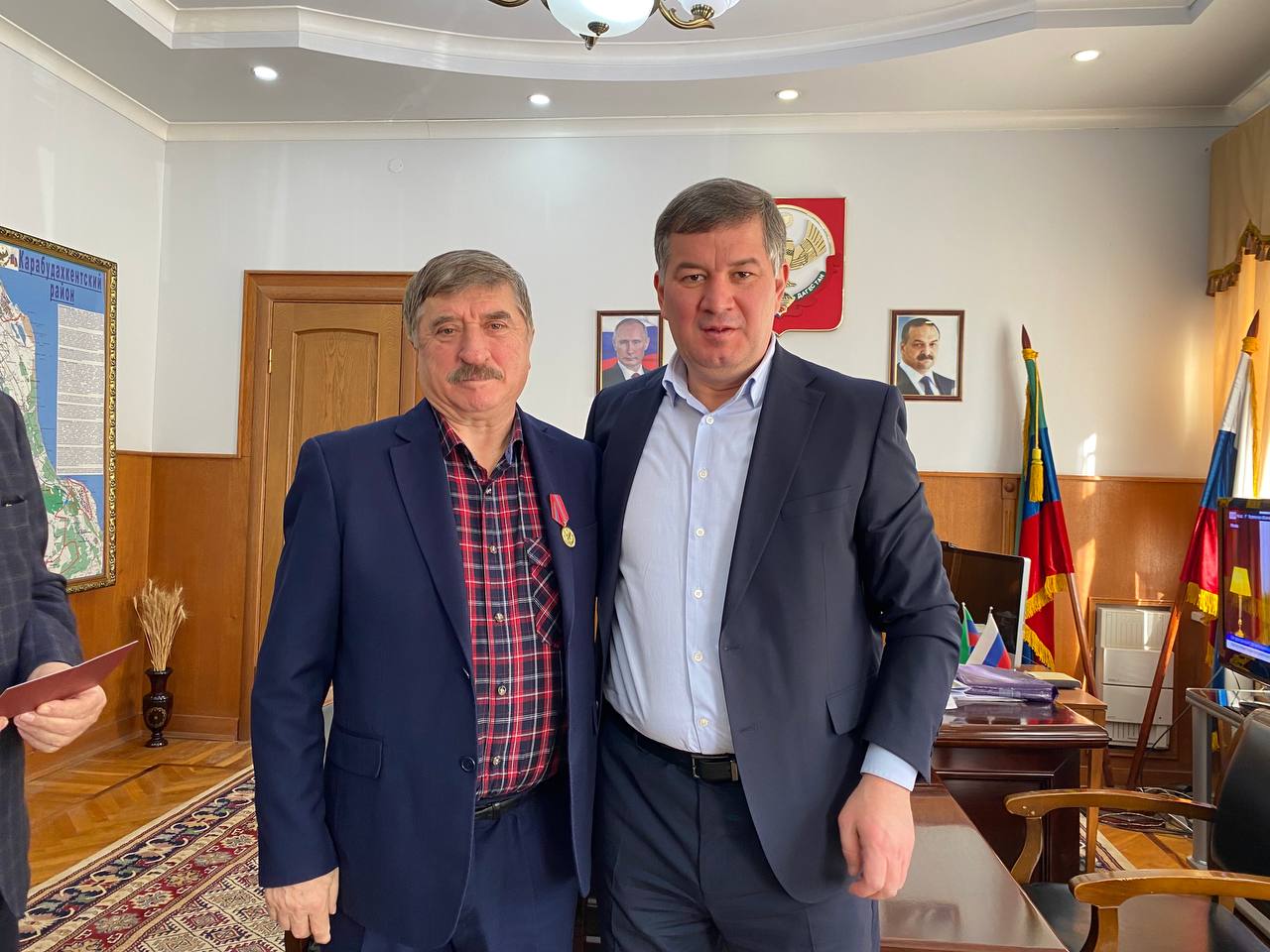 Глава Карабудахкентского района наградил добровольцев-ополченцев