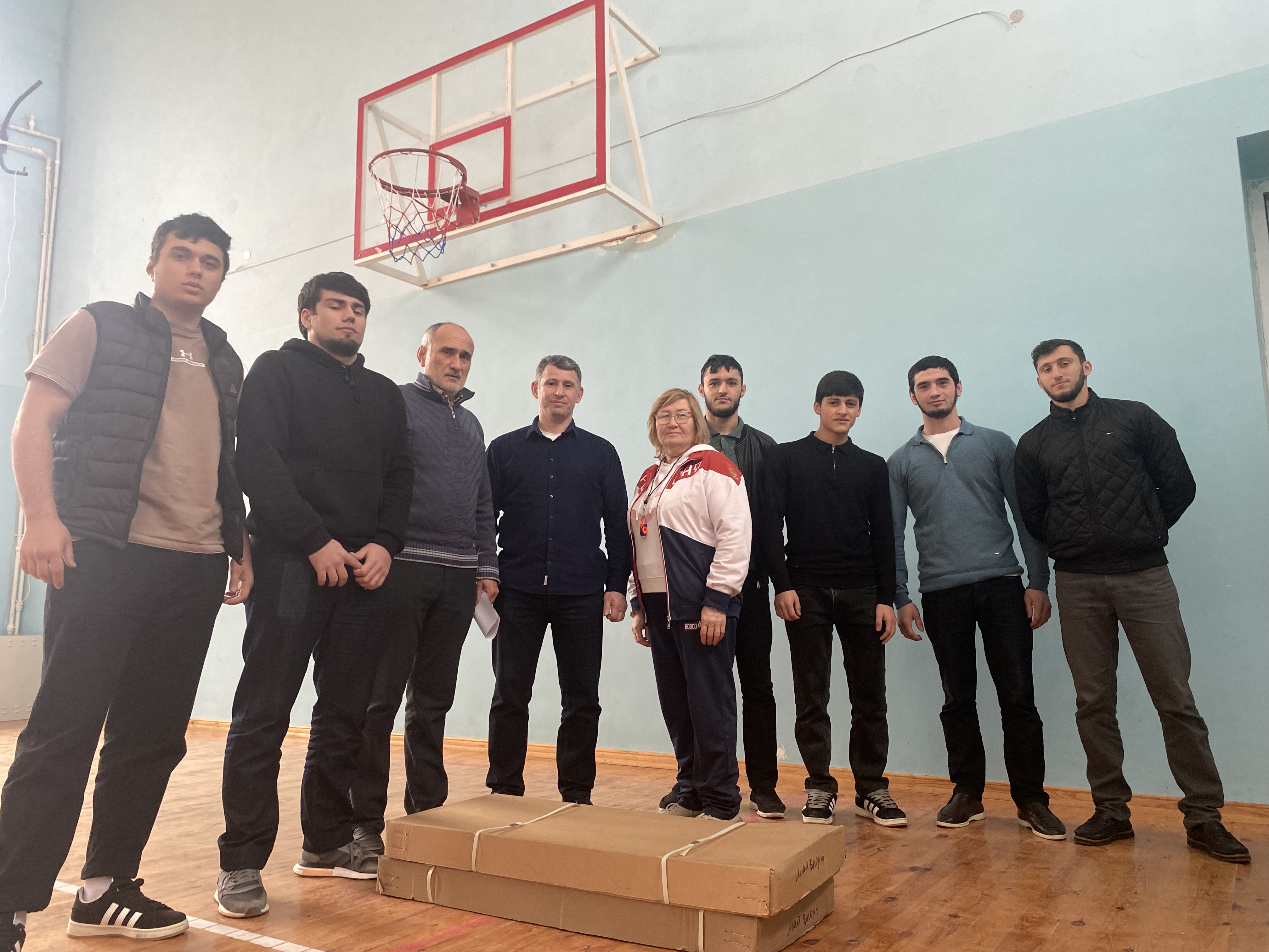 Единороссы Дербента присоединились к акции «Сделай подарок родной школе»