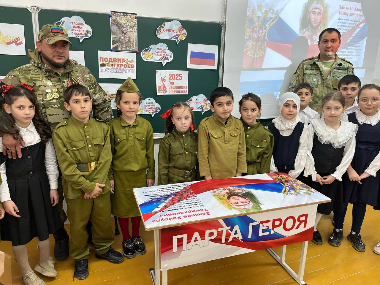 В школе Хасавюрта открыли парту-героя погибшему участнику СВО