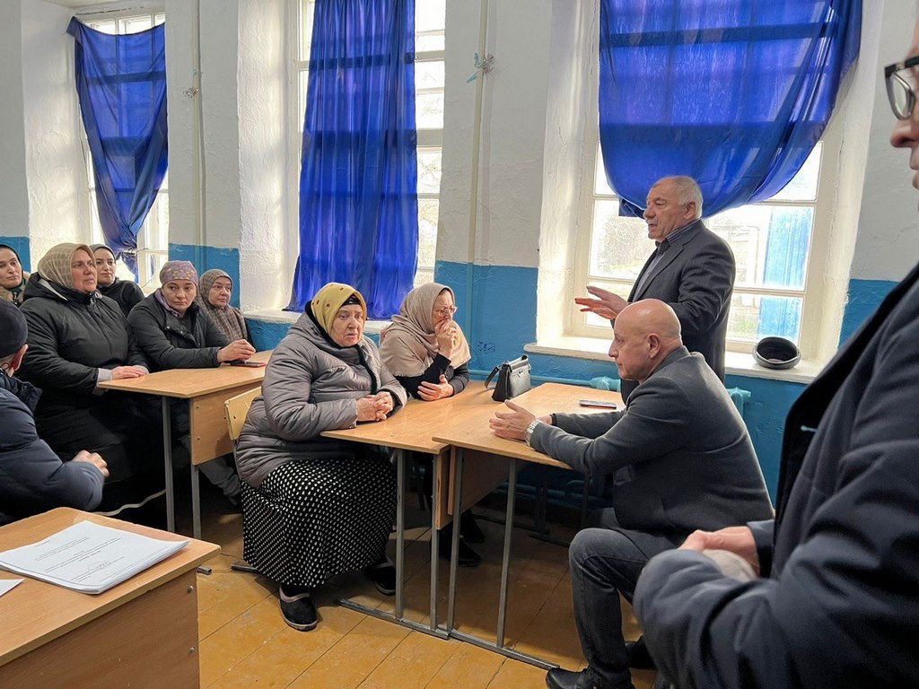 Халид Нурмагомедов встретился с представителями родительского комитета в селе Советское Бабаюртовского района