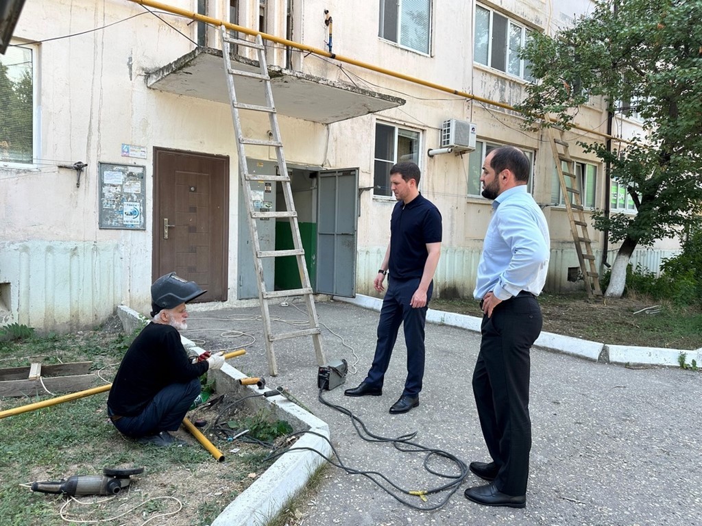 Руководитель Дагестанского фонда капремонта проверил шесть МКД в Избербаше