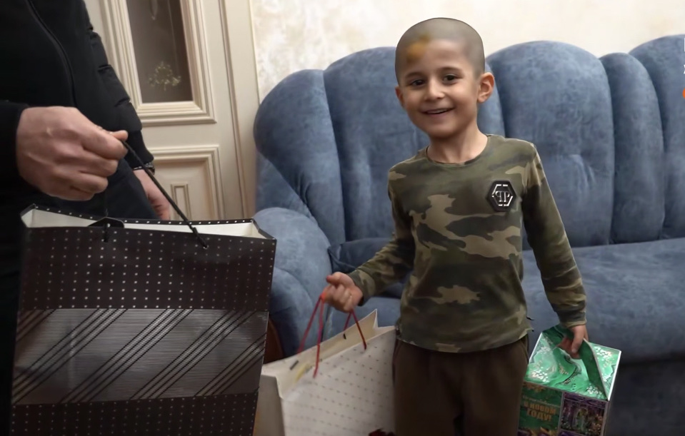 Детям участников СВО в Хасавюрте вручили новогодние подарки