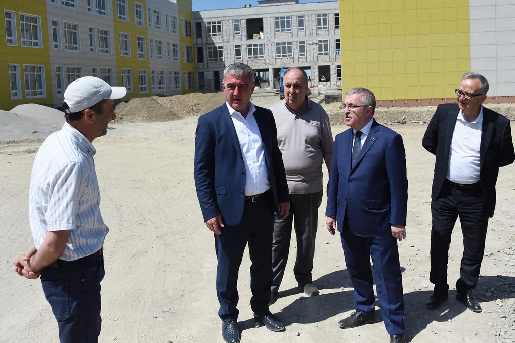 Юрий Левицкий посетил строящуюся школу в селе Байрамаул
