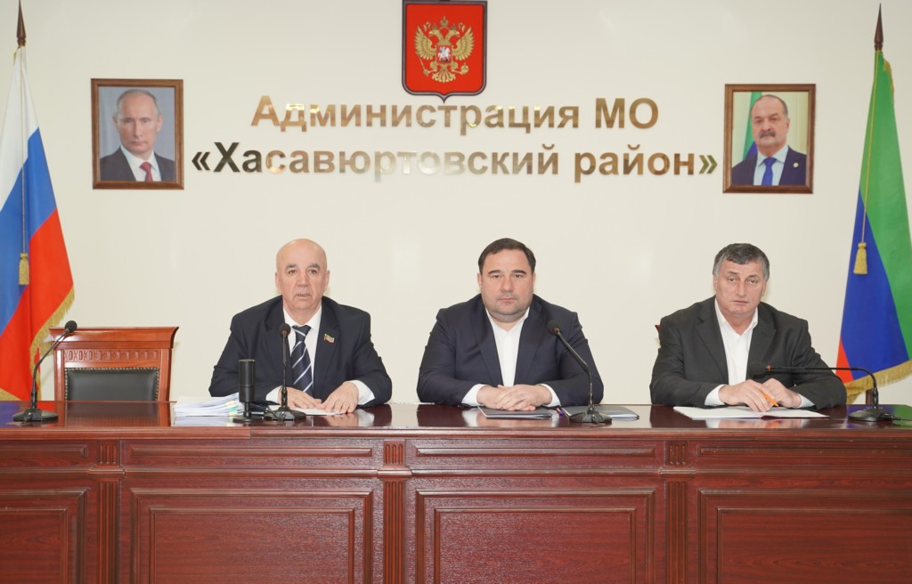 Глава Хасавюртовского района отчитался перед депутатами о работе