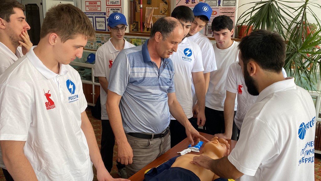 Энергетики «Дагэнерго» обучили стройотрядовцев правилам охраны труда