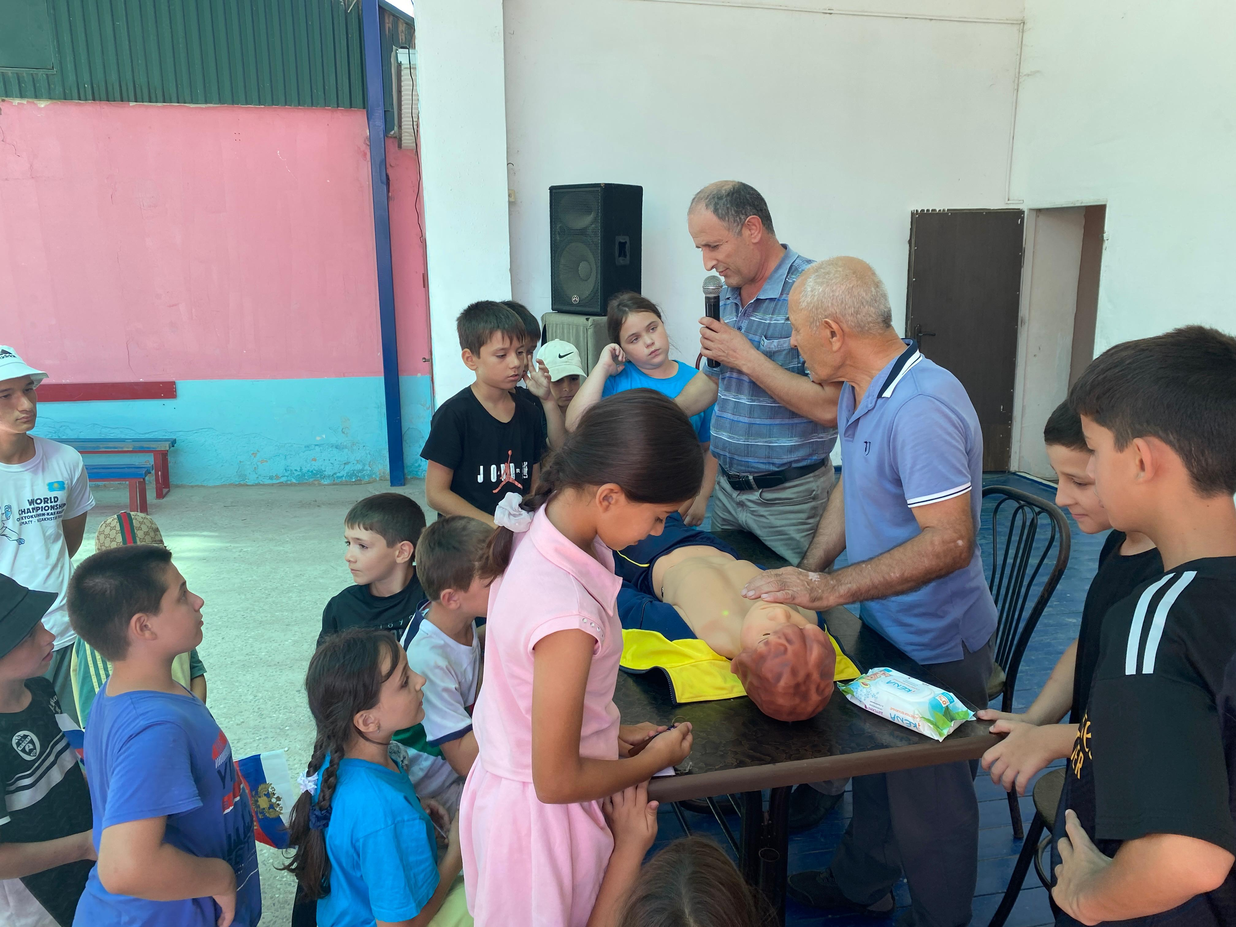 Энергетики «Дагэнерго» провели урок электробезопасности в детском оздоровительном лагере