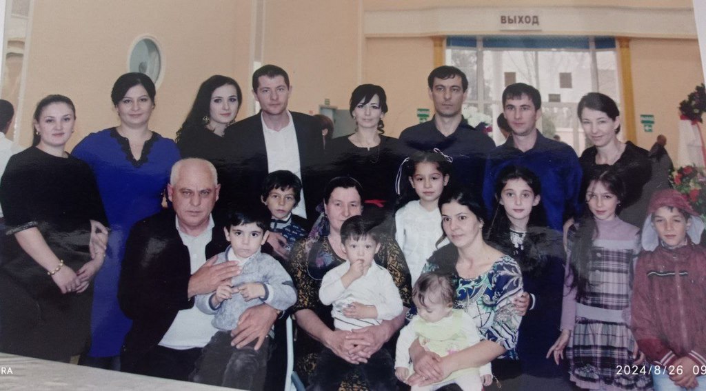 Представители Минтруда РД навестили семью Ирасхановых из села Чагаротар