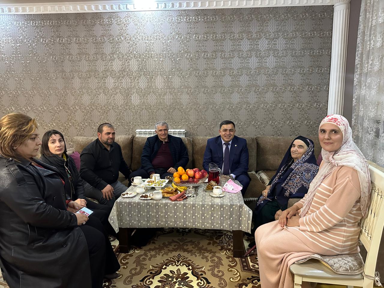 Глава Магарамкентского района посетил многодетную мать из села Советского