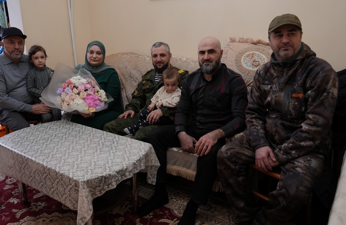 Депутат Махачкалинского городского собрания Зубаир Абасов навестил семьи участников СВО