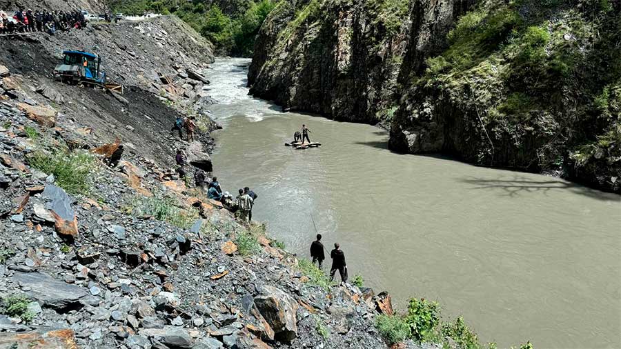 В Цунтинском районе продолжаются поиски водителя упавшего в реку автомобиля