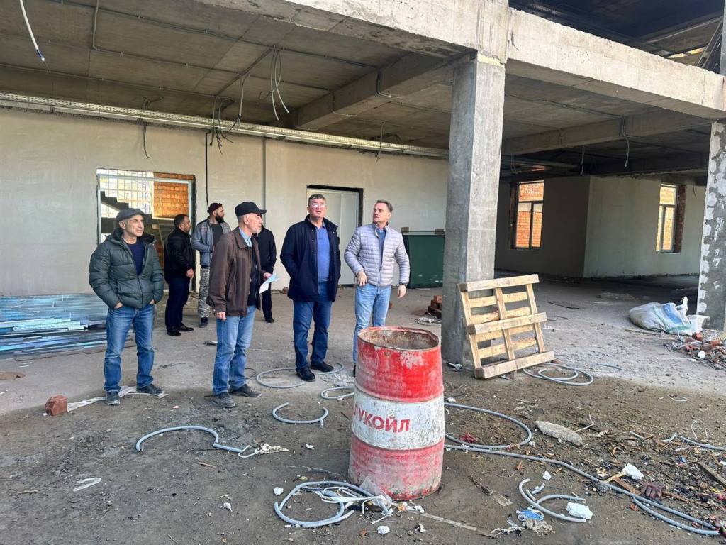 Врио руководителя Минстроя РД осмотрел объекты строительства в Карабудахкентском районе