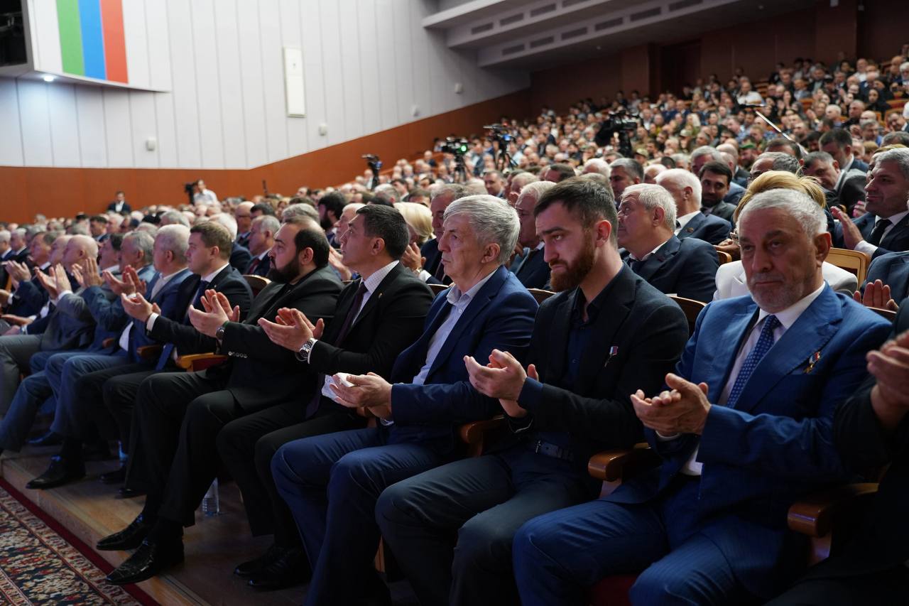 Сергей Меликов потребовал усилить работу с обращениями граждан в Дагестане