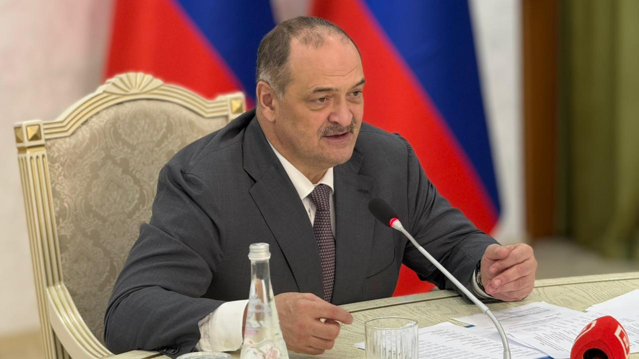 Сергей Меликов наградил отличившихся дагестанцев ко Дню Героев Отечества