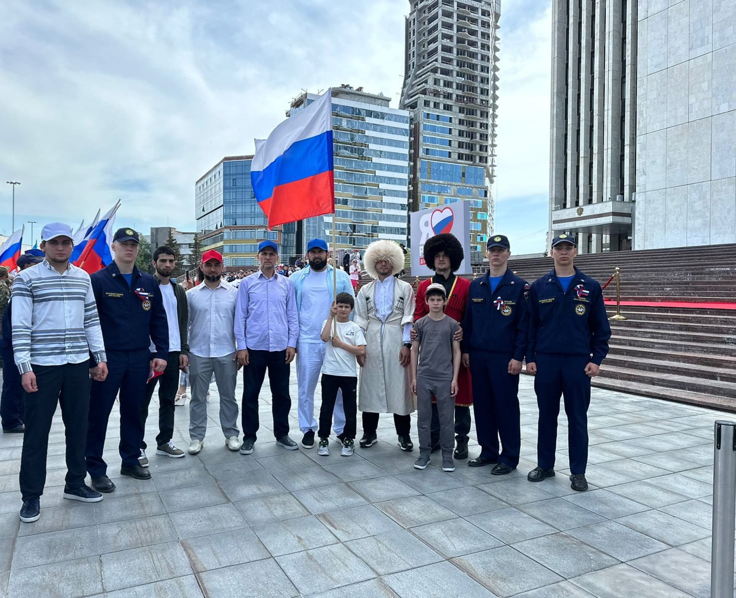 Дагестанскому культурному центру в Свердловской области вручили Государственный флаг РФ