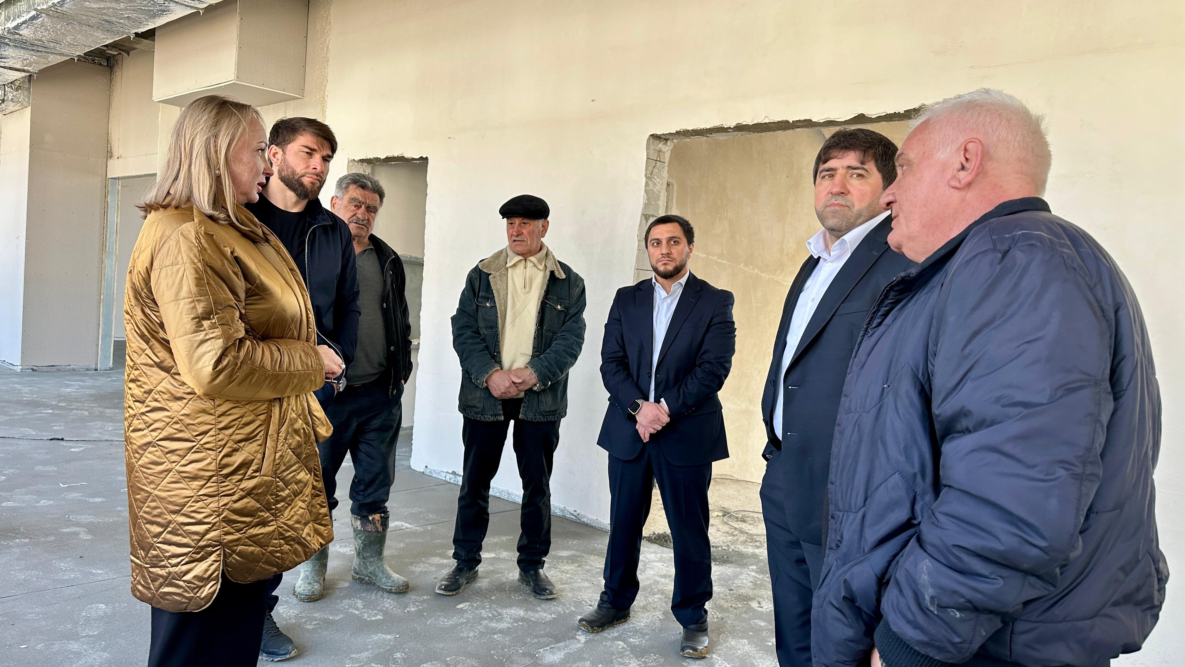 Ход строительства школы в микрорайоне «Ветеран» проверили депутаты Советского района столицы