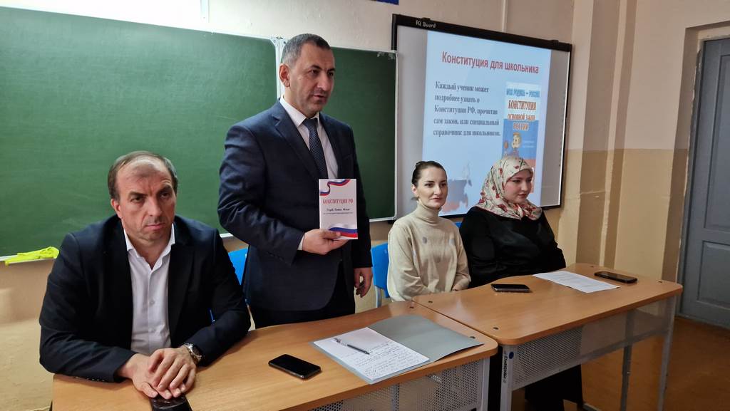 Урок по основам Конституции провел депутат Хиби Алиев