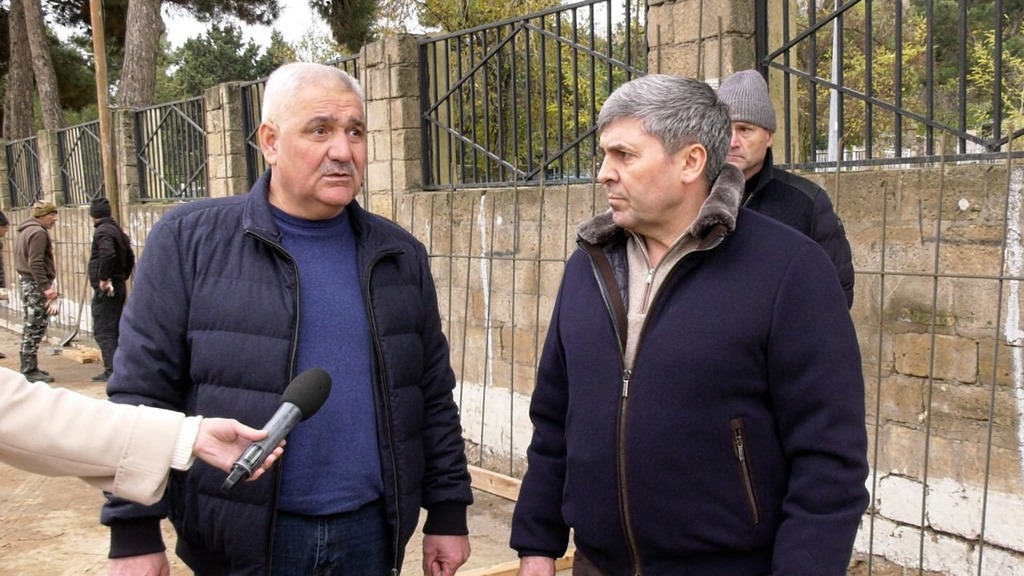 Работы по благоустройству проводят на братских воинских захоронениях в Дербенте