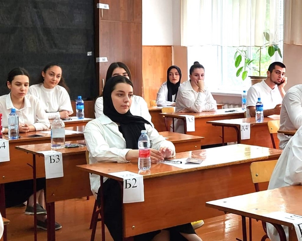 В Дагестане выпускники 11-х классов сегодня сдали ЕГЭ по русскому языку