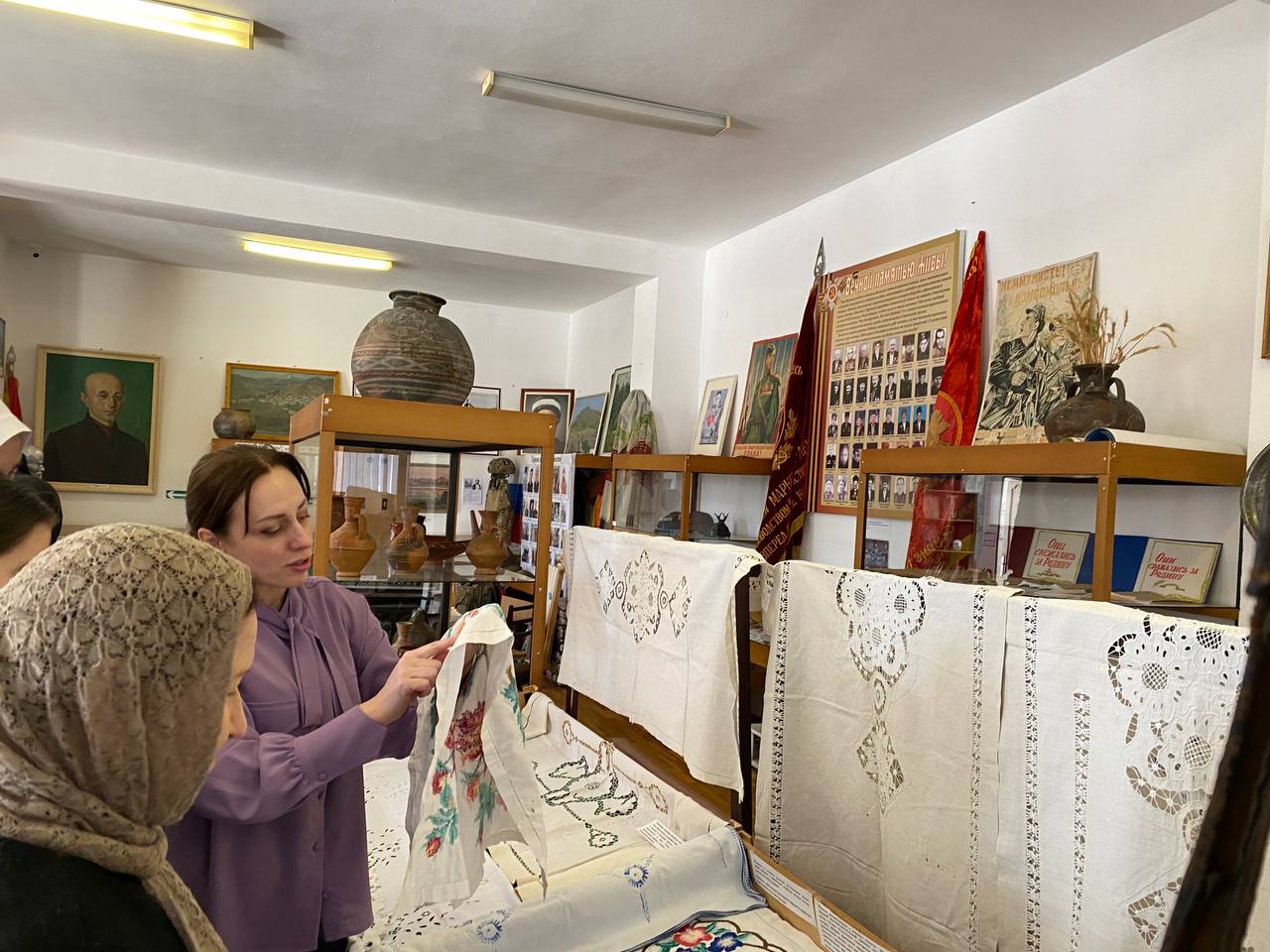 В Карабудахкентском районе открылась выставка «Красота в узоре»