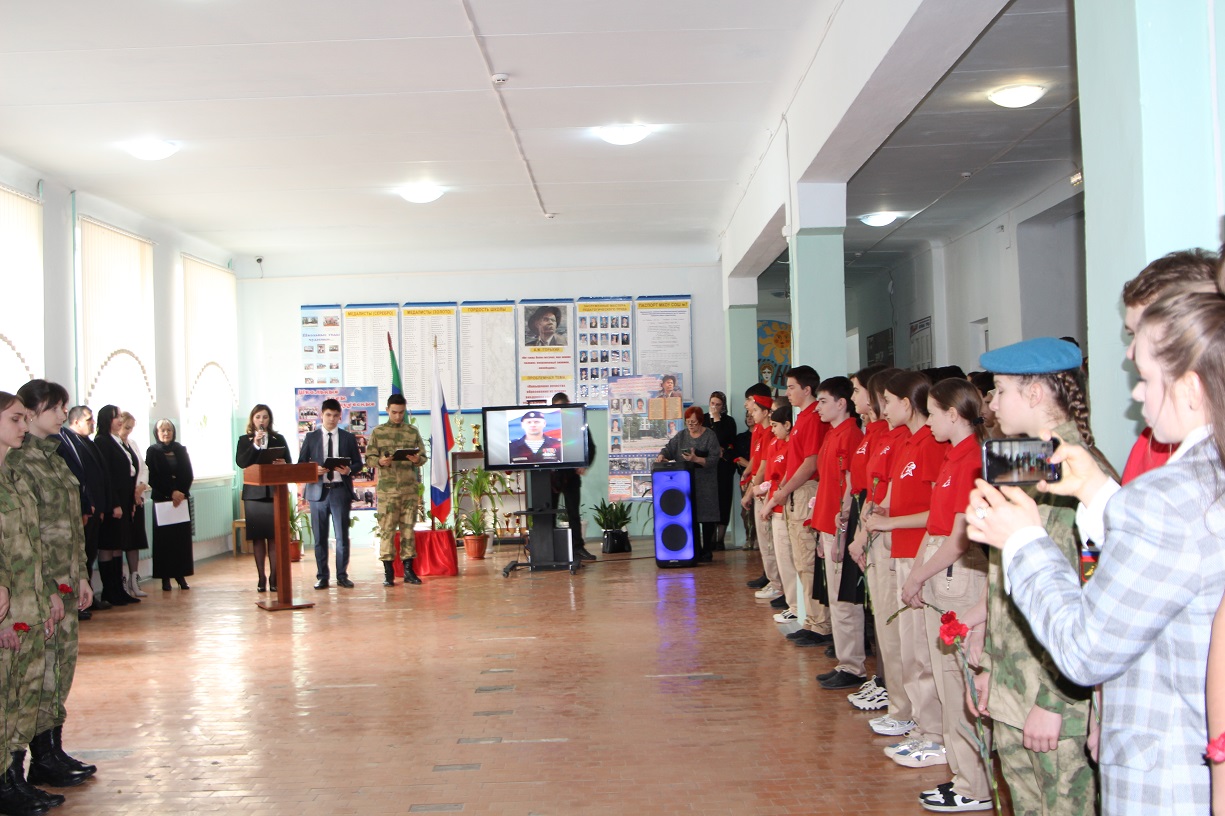 Герою СВО Александру Оськину установили мемориальную доску в Кизляре