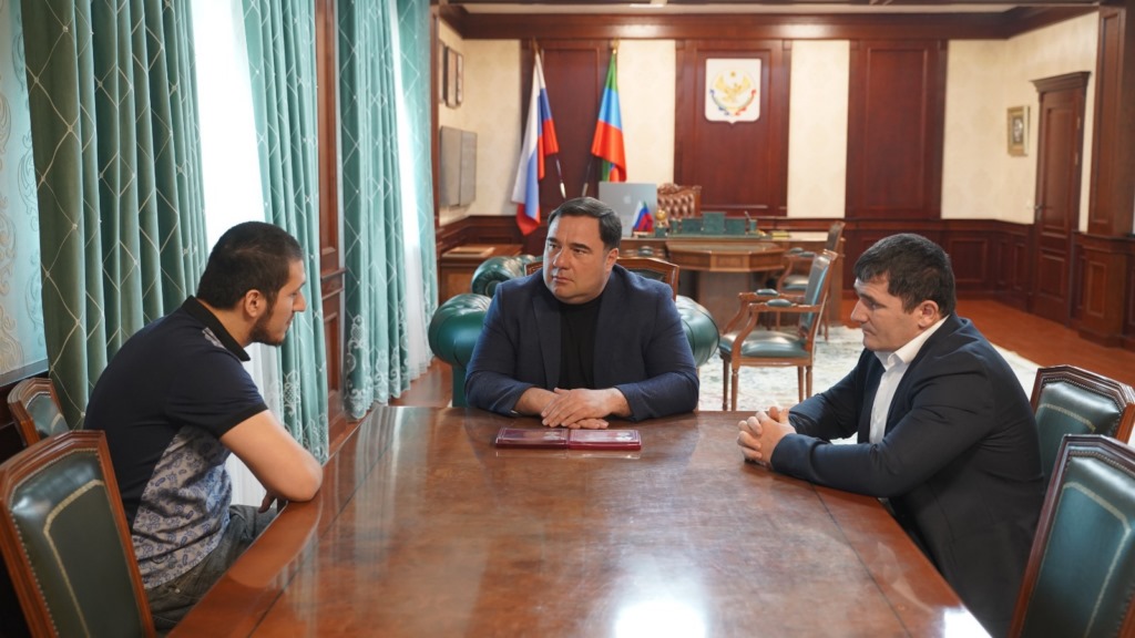 Глава Хасавюртовского района встретился с участником СВО