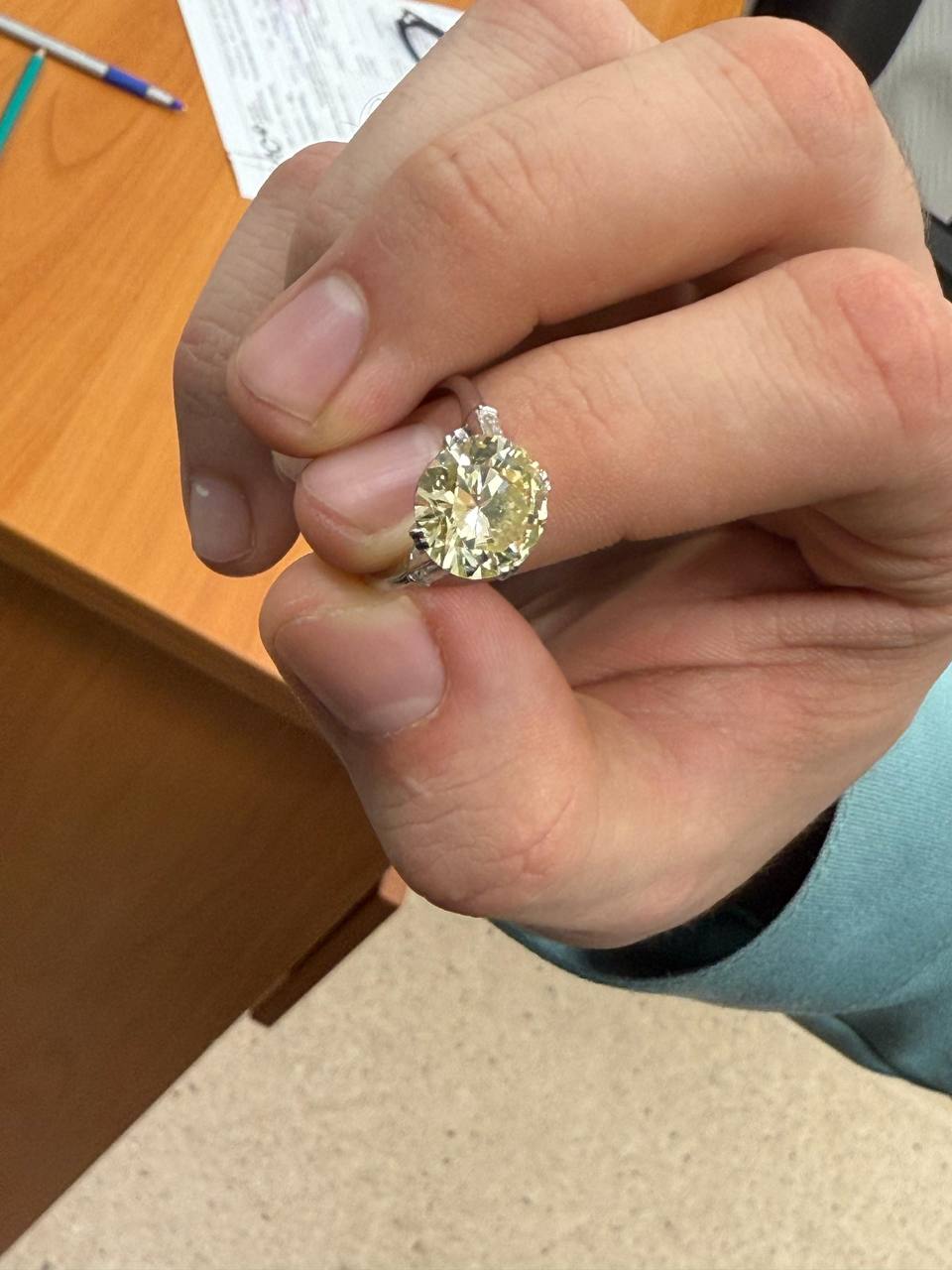 Дагестанские таможенники изъяли ювелирное украшение стоимостью более 7 млн рублей