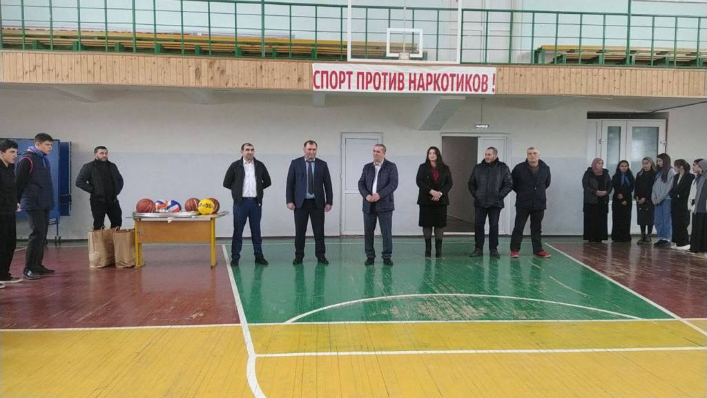 Глава Хивского района присоединился к акции «Сделай подарок родной школе»