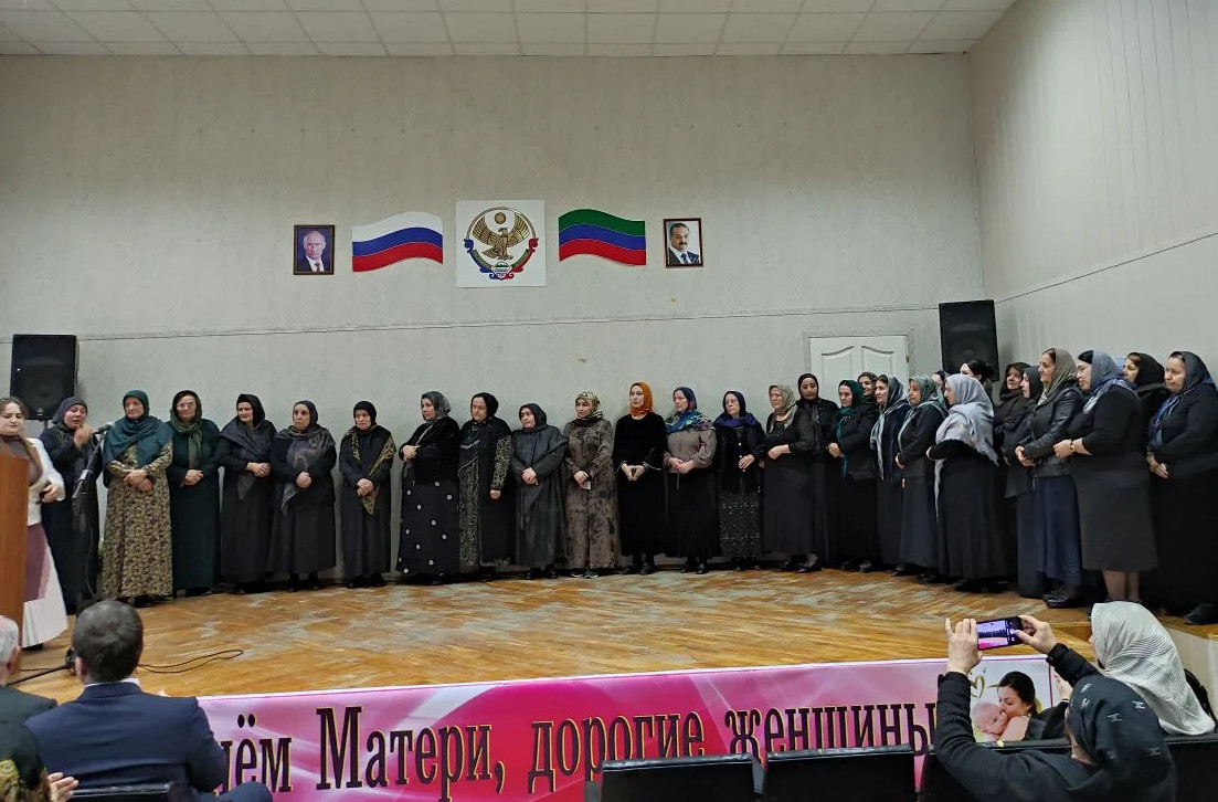 С теплом и благодарностью отметили День матери