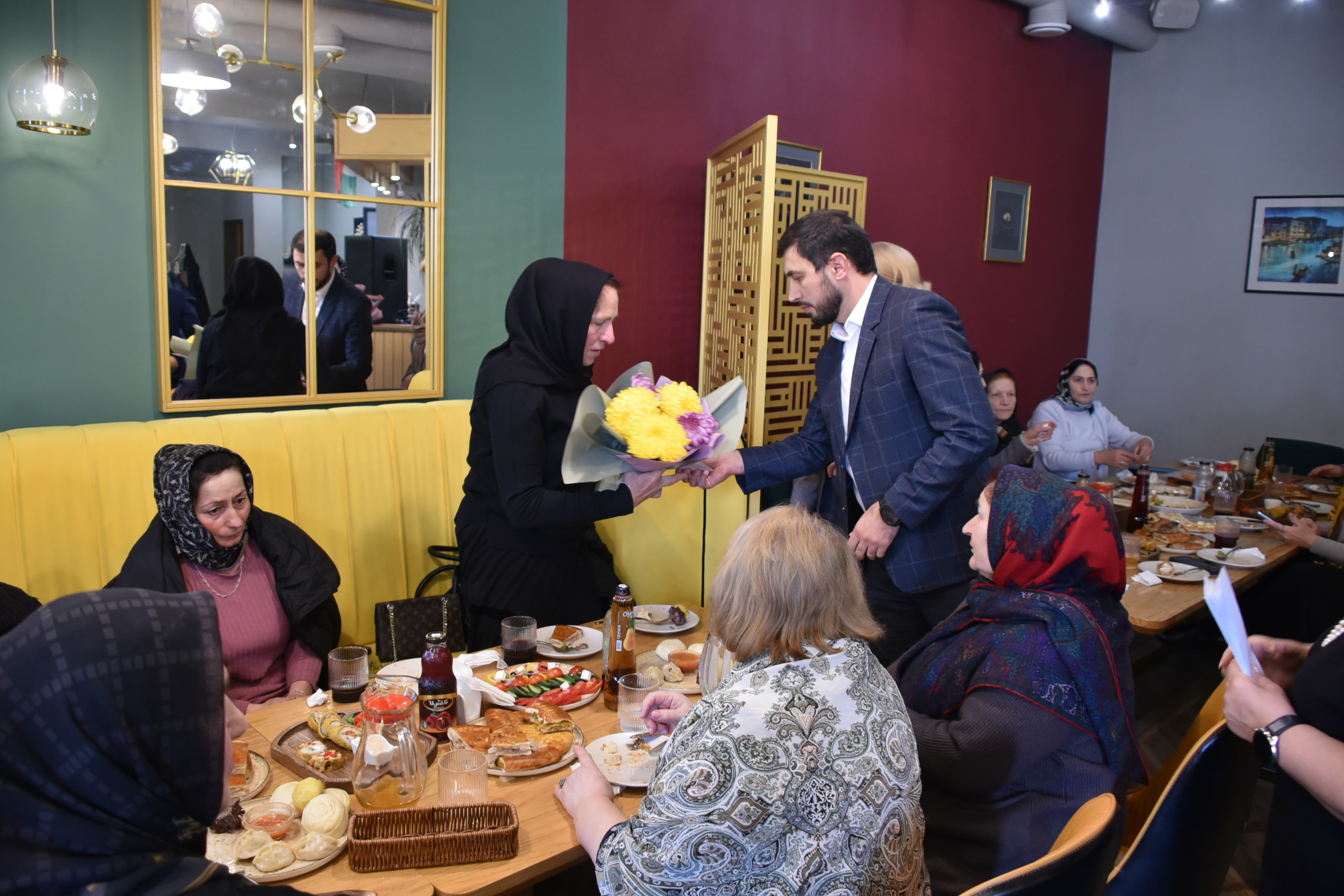 Глава Акушинского района Махач Абдулкеримов встретился с родственниками участников СВО