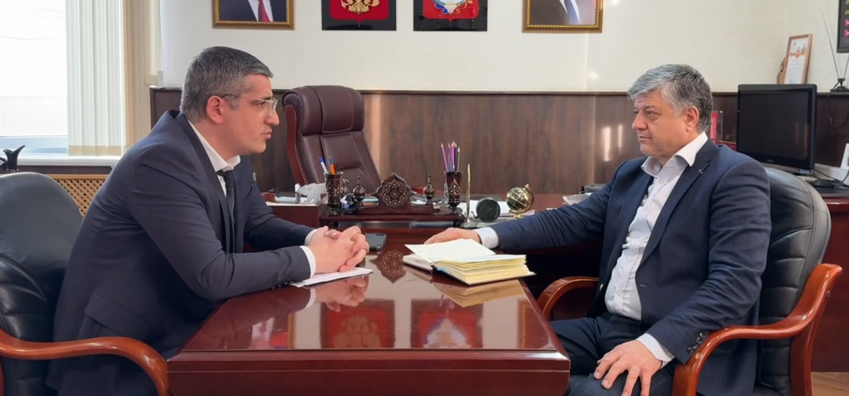 Замминистра строительства провел выездной прием граждан в Гунибском районе