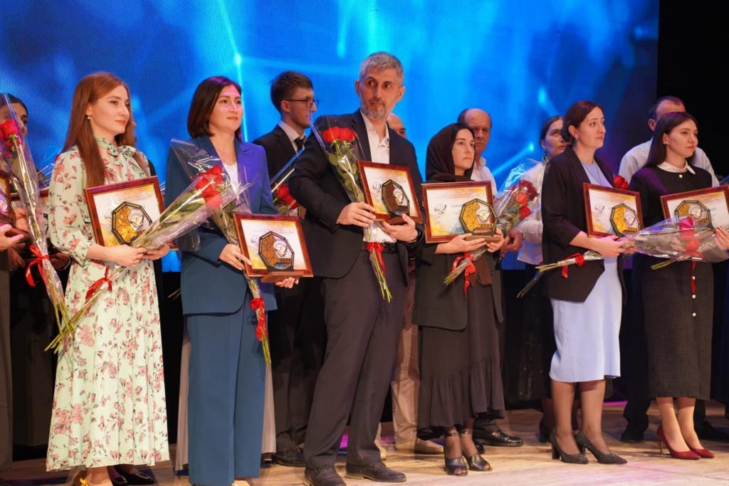 В Дагестане лучшим учителем года стала преподаватель по физике Аида Абдурашидова