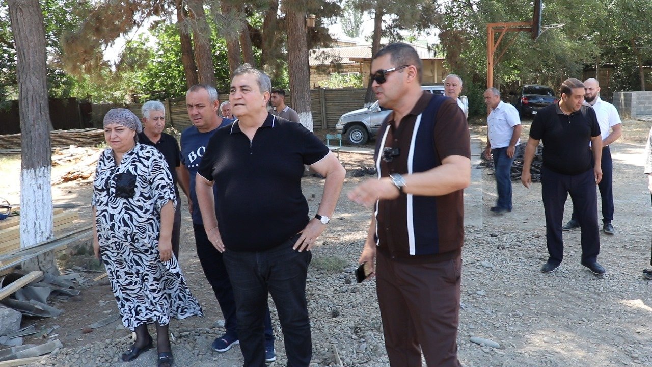 Глава Дербентского района проинспектировал ход капремонта школы №3 в поселке Белиджи