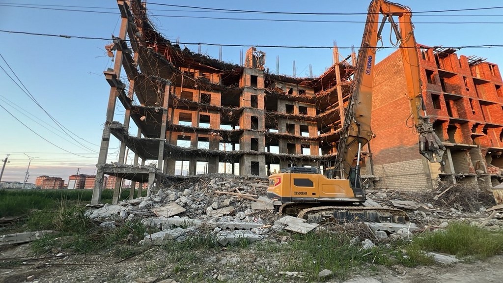 Жителю Махачкалы пришлось обеспечить снос семи этажей самостроя вместо одного