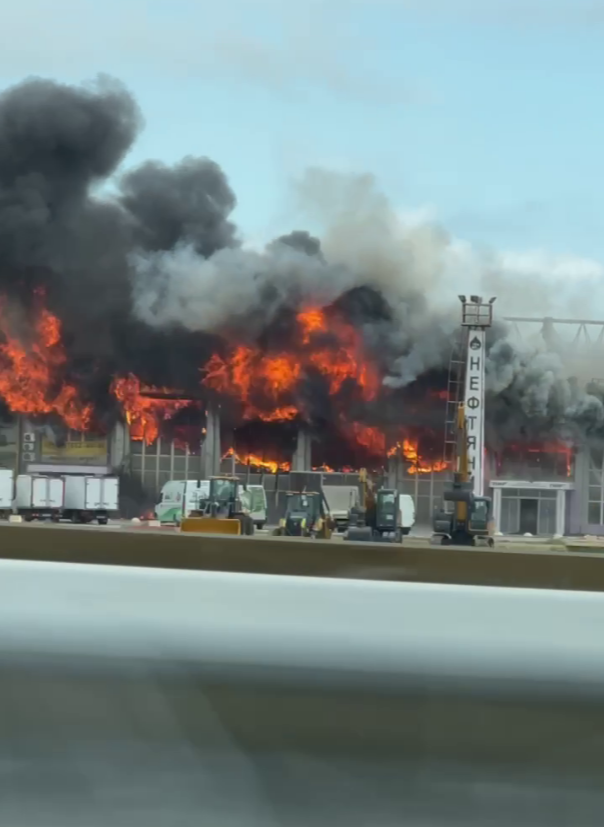 В Каспийске горит здание комплекса «Каспий-Экспо»