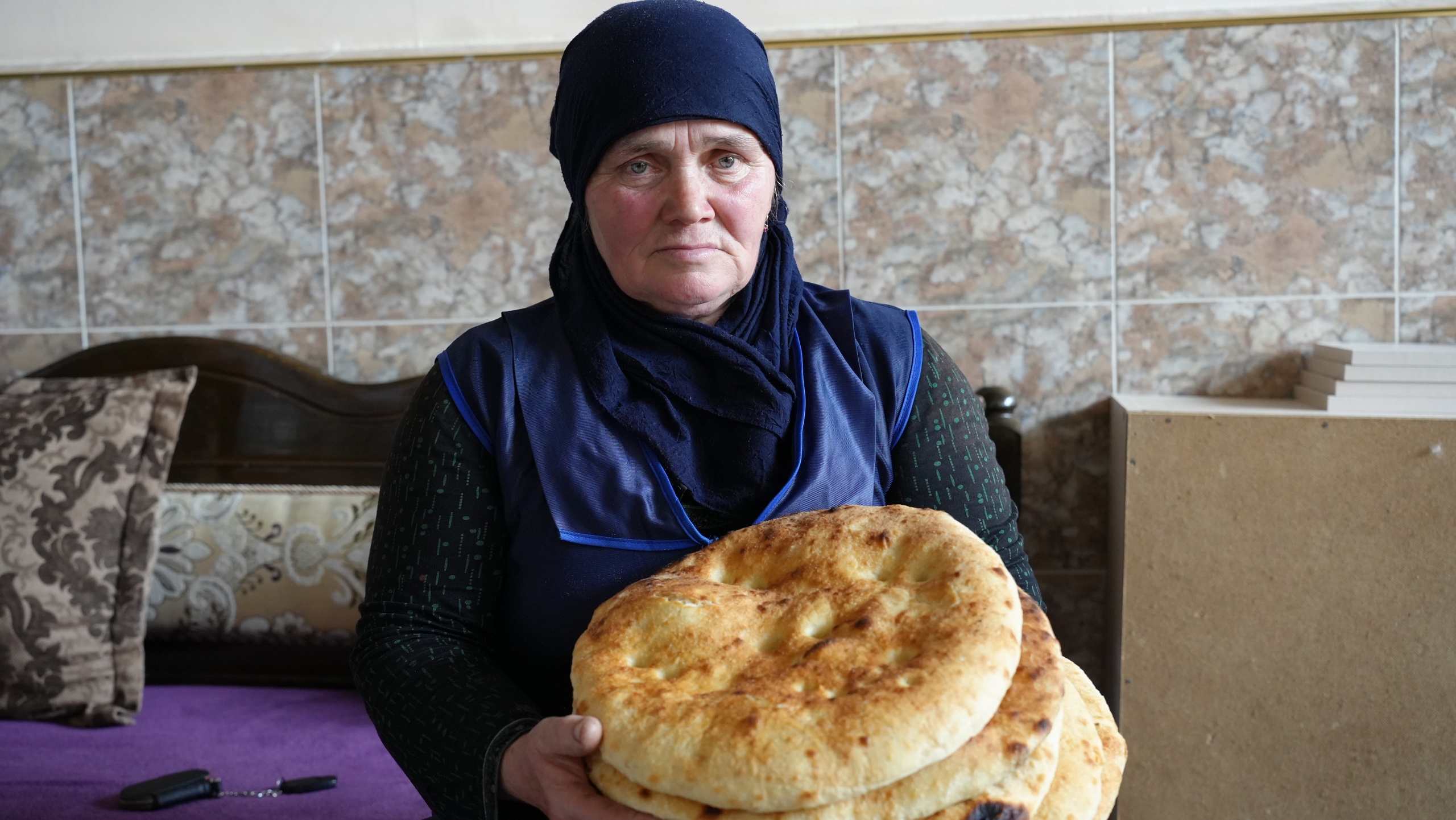 Мама участника СВО Зугайдат Амиева готовит и раздает хлеб односельчанам