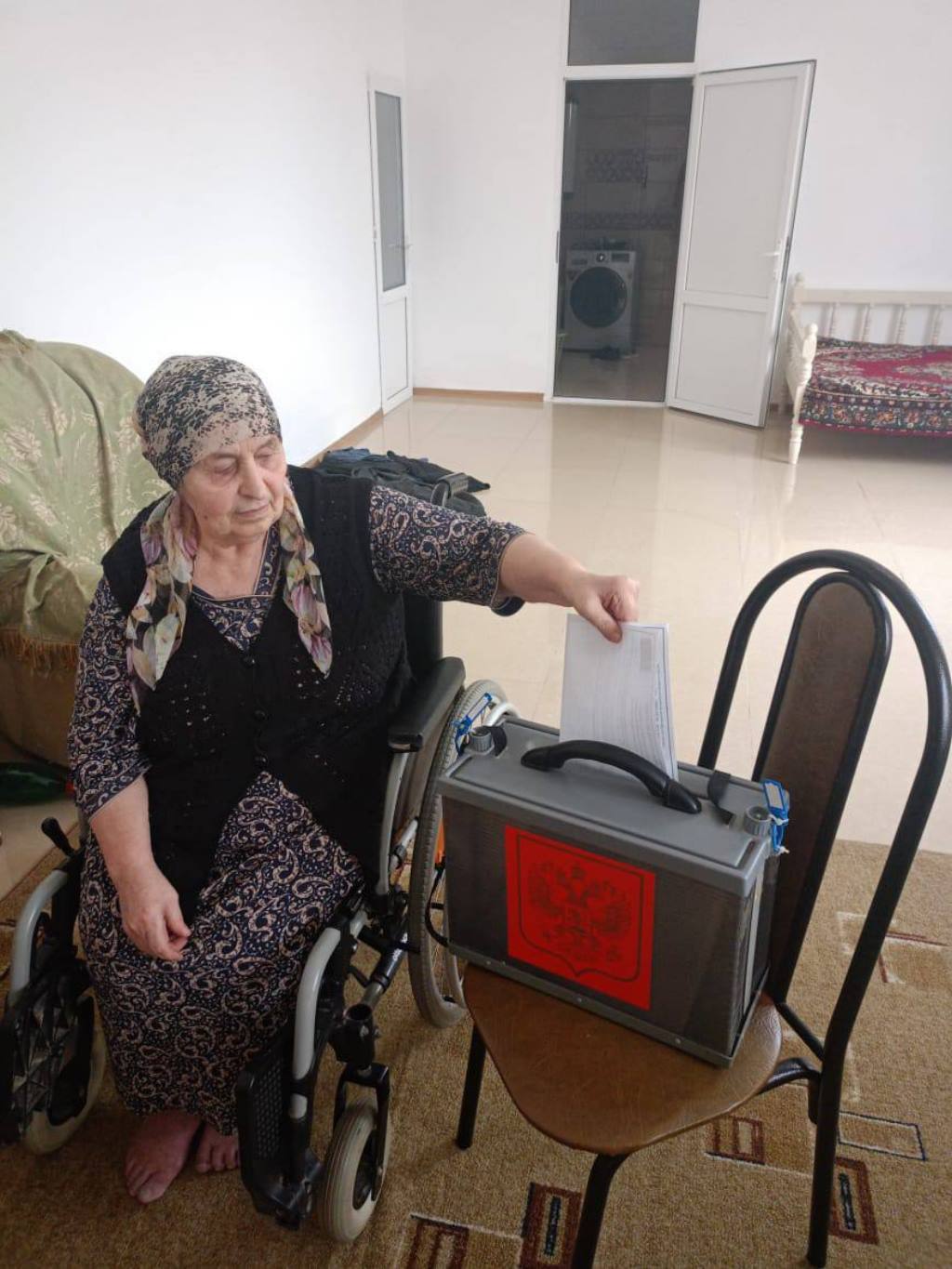 В Кизлярском районе маломобильные граждане участвуют в президентских выборах