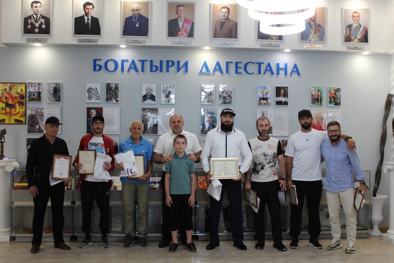 Сажид Сажидов наградил дагестанских бегунов-участников забега из Махачкалы в Избербаш