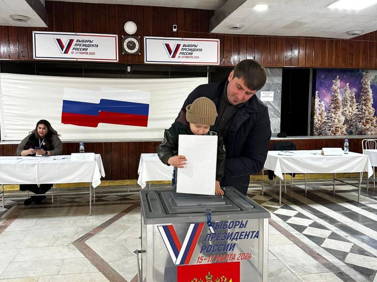 Единороссы в Кизляре приходят на выборы с семьями