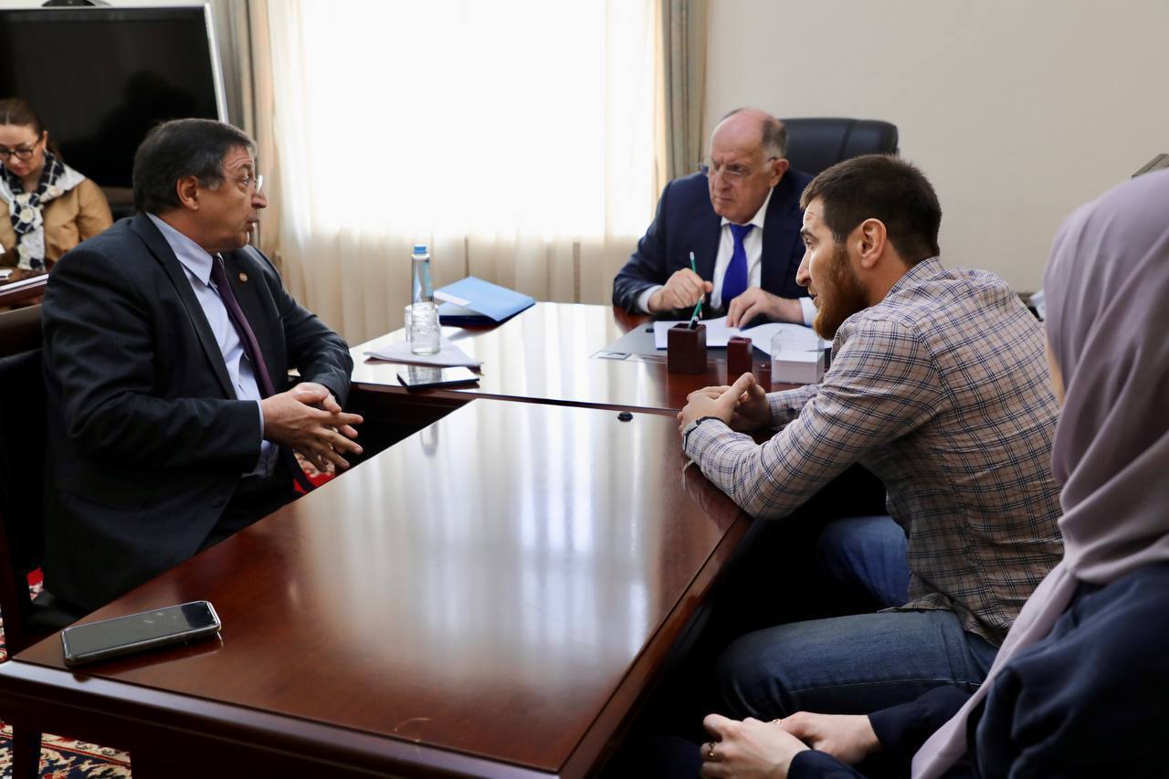 Абдулмуслим Абдулмуслимов провел личный прием граждан в Махачкале