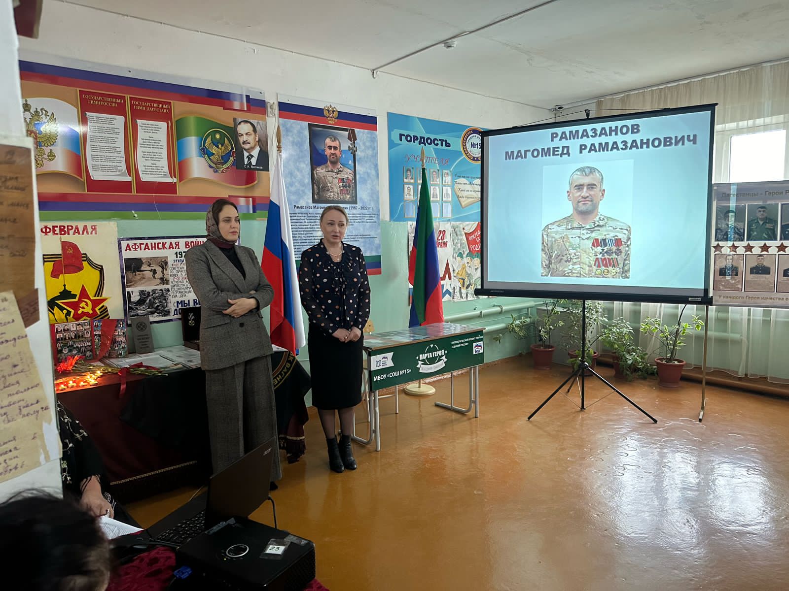 В Махачкалинской школе № 15 установили парту Героя