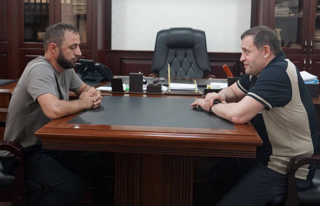 Глава Хасавюрта встретился с добровольцем перед отправкой в зону СВО