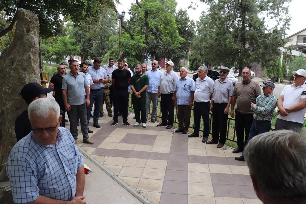 В Кизилюртовском районе почтили память сотрудников полиции, погибших в результате терактов