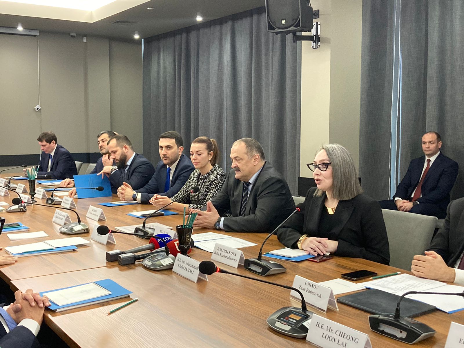 Сергей Меликов встречается с делегацией послов исламских стран, прибывших в Дагестан